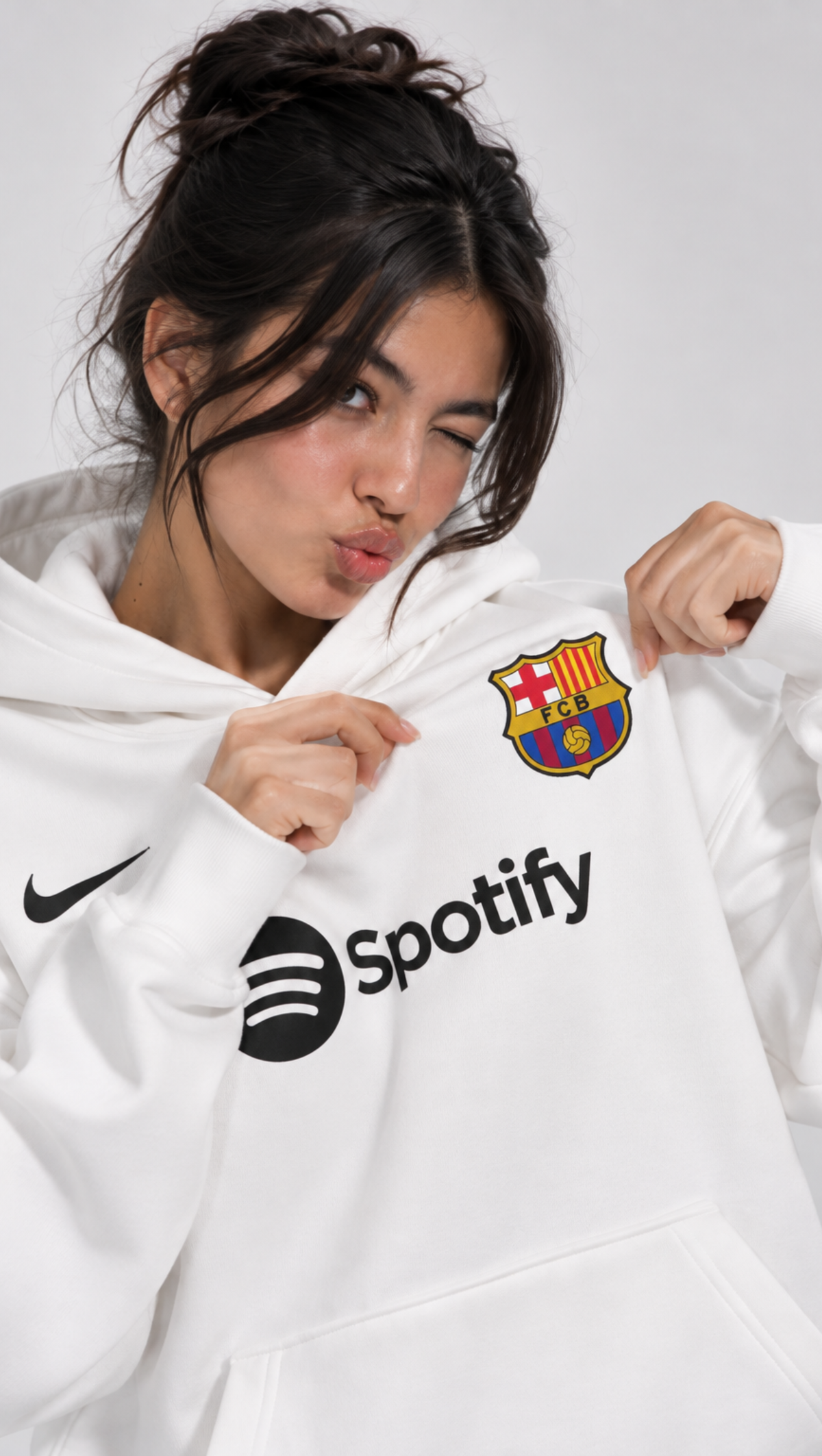 Contrast Barcelona-inspired print detail on the Dripzy white oversized fleece hoodie